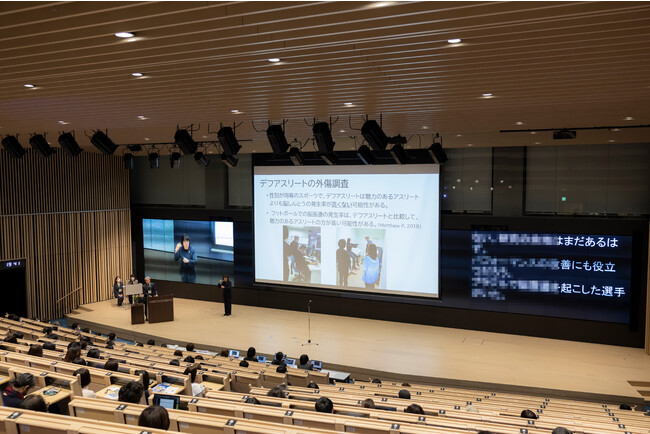 すべての方に講演を楽しんでいただけるよう、「手話通訳」と「要約筆記」の2種類の情報保障を行いました すべての方に講演を楽しんでいただけるよう、「手話通訳」と「要約筆記」の2種類の情報保障を行いました