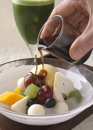 日本の甘味「みつ豆」をトロピカルにアレンジ。ひんやり冷たいお抹茶と