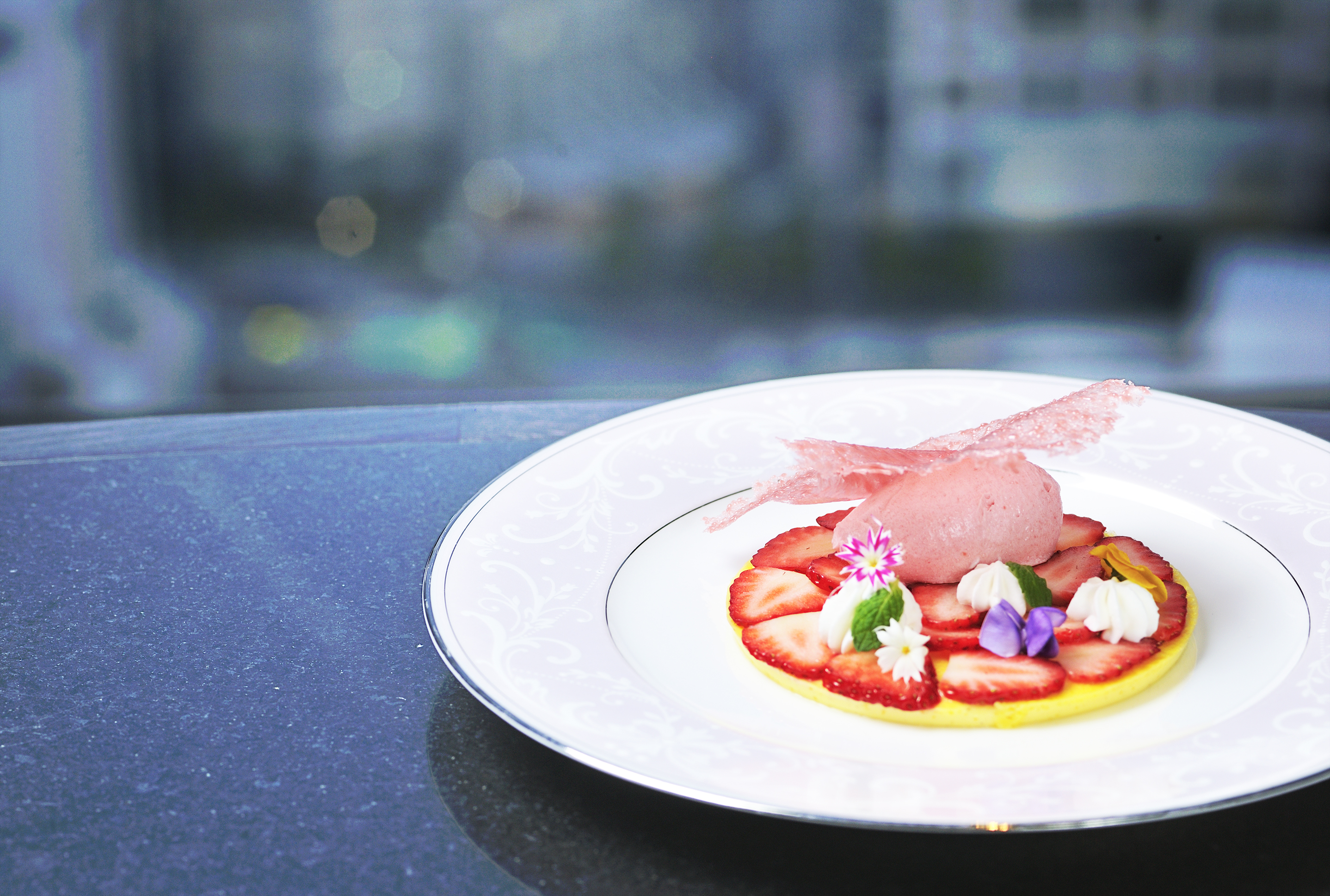 品川プリンスホテル さまざまな種類のいちごスイーツをコースで満喫 瑞々しいいちごを堪能できるスイーツコース Floating Strawberry Field を販売 株式会社プリンスホテルのプレスリリース