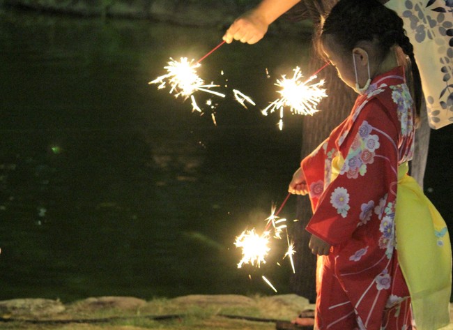 日本庭園で楽しむ手持ち花火