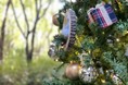【高輪エリアのプリンスホテル】コロナ禍のなか人との繋がりを大切に思うクリスマスをご提案　日本庭園のツリーに飾り付けができる体験型プランやサンタクロースと写真撮影ができるチャリティーイベント等を開催