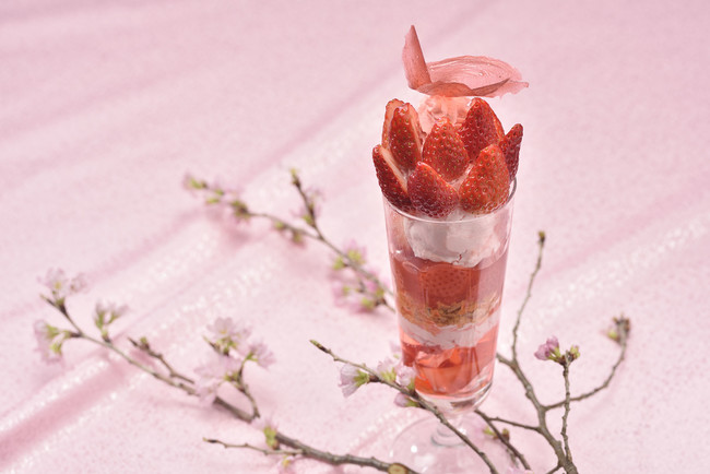 桜といちごのパフェ“URARA”