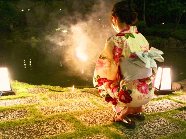 日本庭園で手持ち花火