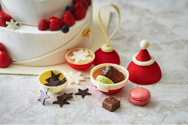 オーナメント型のチョコレートの中に隠れている飾り付け用の星や雪の結晶(品川プリンスホテル) オーナメント型のチョコレートの中に隠れている飾り付け用の星や雪の結晶(品川プリンスホテル)