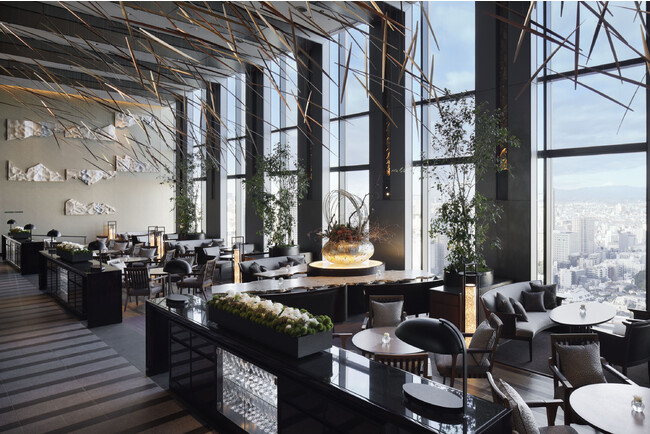 窓から都心の景色を望むホテル最上階のレストラン「DINING & BAR TABLE 9 TOKYO」内観（品川プリンスホテル）