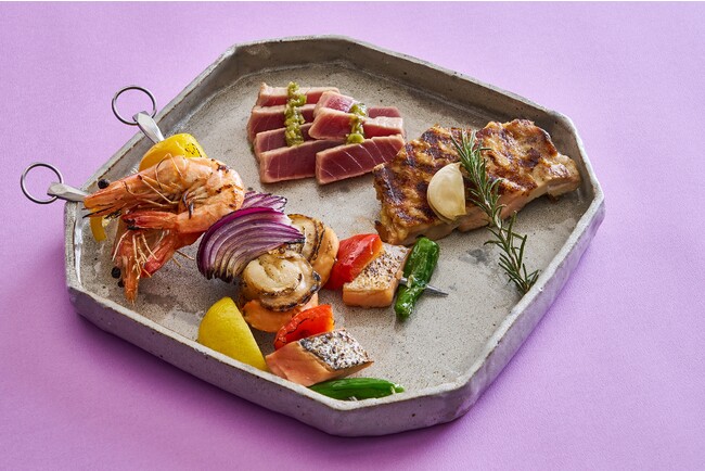 シェアスタイルで盛り合わせた3種のグリルの盛り合わせ（和ビストロ いちょう坂）