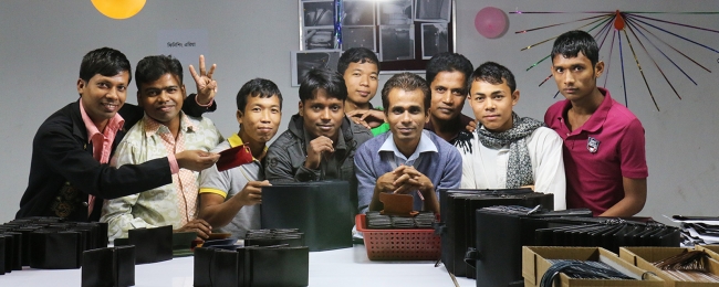 バングラデシュ自社工場で働く職人たち