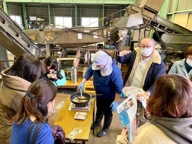 加工現場見学の様子