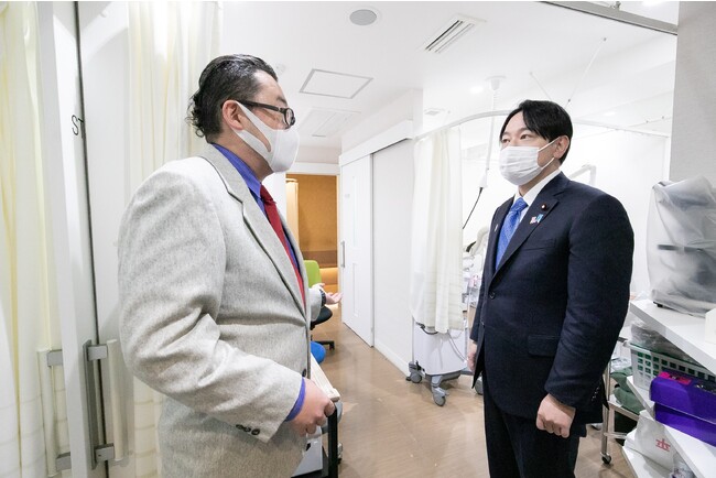 さくま診療所を視察し佐久間院長と会話する小倉將信少子化・男女共同参画担当大臣 さくま診療所を視察し佐久間院長と会話する小倉將信少子化・男女共同参画担当大臣