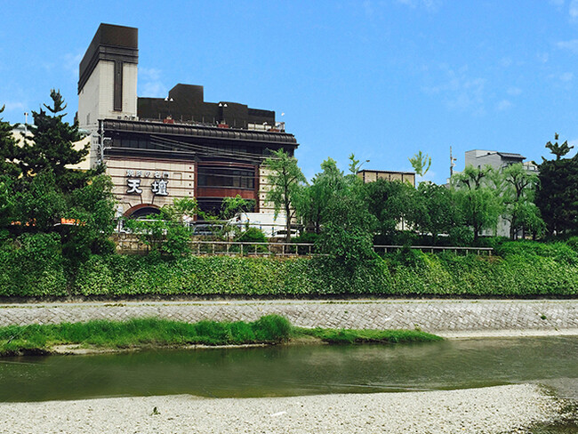 鴨川沿いに佇む天壇祇園本店の外観