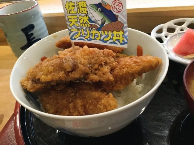 島外不出のグルメ「ブリカツ丼」定食（1250円、長三郎鮨・新穂）長三郎は鮨、ラーメンも美味しい地元の人気店だ