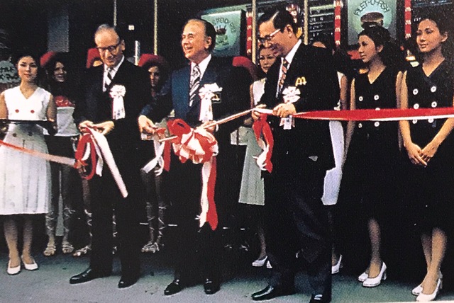 1971年7月20日、日本マクドナルド銀座１号店がオープンした。写真中央はマクドナルド創業者のレイ・クロック氏。その右が日本マクドナルド創業者・藤田田（ふじたでん）さん。
