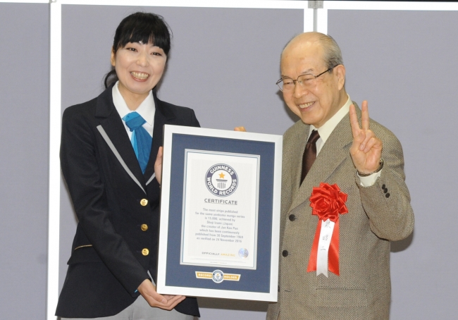 ギネス世界記録の公式認定証を贈られた作者の泉昭二さん（右）。左は公式認定員の石川佳織さん＝３月20日、東京・築地