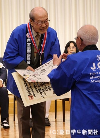 泉昭二さん（左）＝６月15日、東京都内で開かれた贈賞式