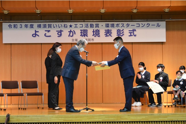 上地横須賀市長から表彰を受ける神奈川学校教育情報センター長の菅沼昭徳