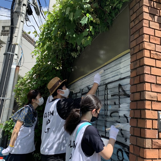 〈渋谷自由革命SAO〉さんの活動：CLEAN&ARTでの落書き消し活動の様子