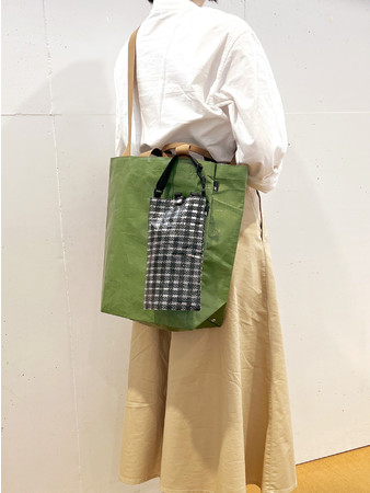 ストラップでバッグの持ち手にぶら下げられます。 ストラップでバッグの持ち手にぶら下げられます。