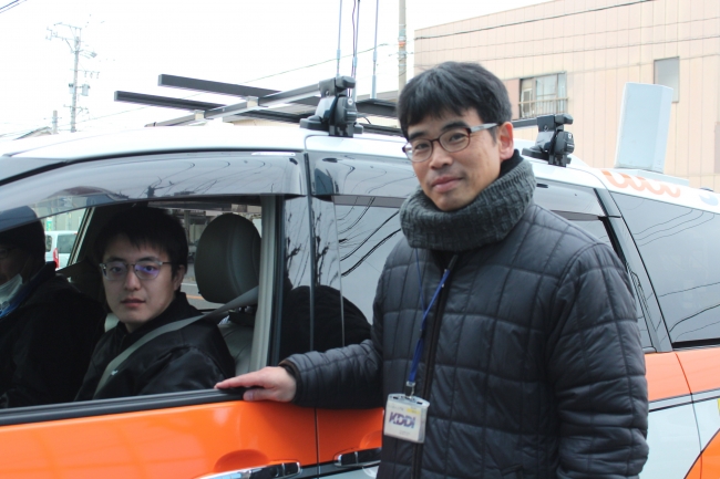 写真１：５Ｇの自動運転車両のシステム監視者を 担当した埼玉工大の大学院生と渡部教授