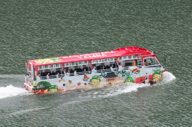 水陸両用バスの水上運航体験