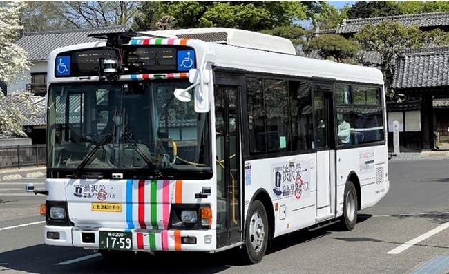 新規運行の大型自動運転バス。旧渋沢邸・中の家前にて