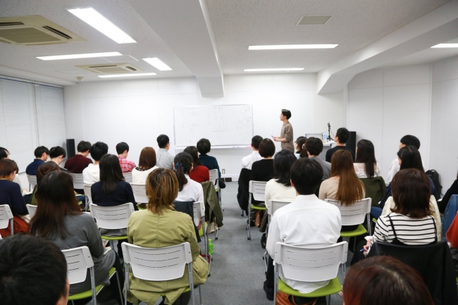 11月17日に東京で開催された開催出版記念読書会の様子。