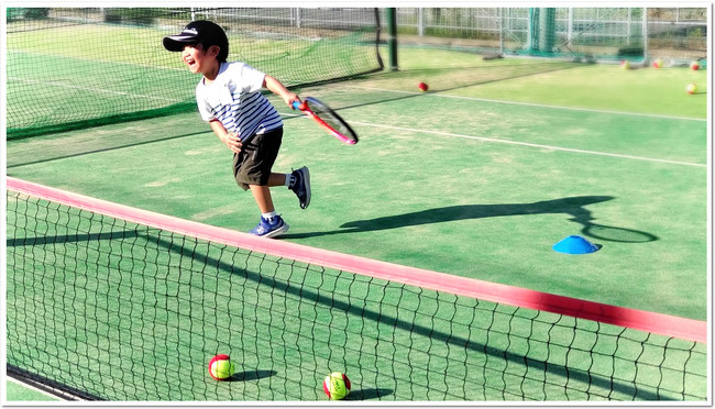 広くて安全なテニスコートで のびのび運動 夏休みの恒例イベント なかよし親子テニス体験会は 今年も盛況のうちに終了しました Itcテニス スクールのプレスリリース