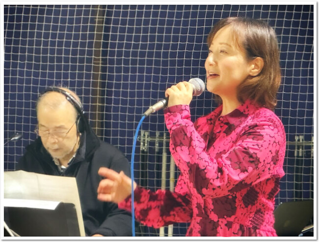 山本陽子さんのテニスコートでのクリスマス ミニ・コンサート
