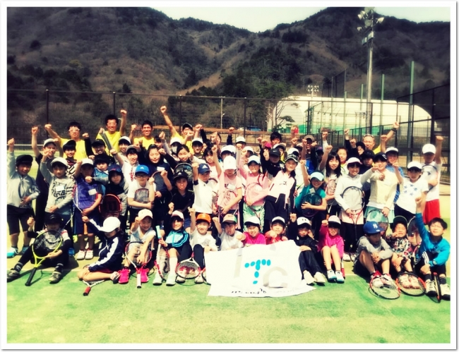 総勢60人が参加。毎年春夏恒例 ITCジュニアテニスキャンプ