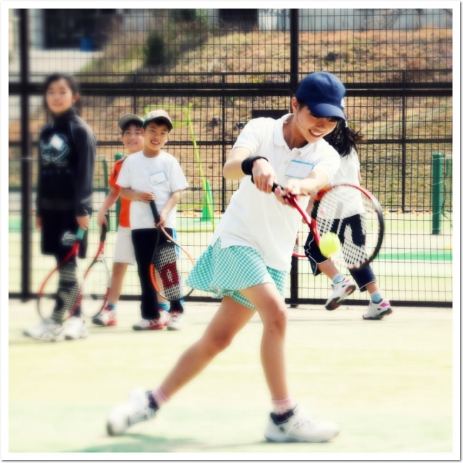 スポーツを通じた身体と心の育成。ITCテニススクールがジュニアプログラム