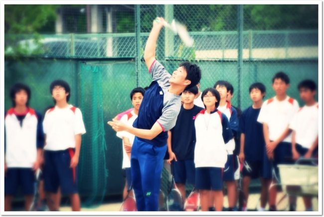 鹿島選手の鮮やかな実演。その一挙手一投足に真剣なまなざしを向ける中学生たち