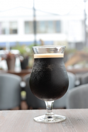 ニトロコーヒー　アメリカのグリーンベリーズコーヒーで現在最も人気のある注目のコーヒー。専用のタップで、濃度99.99999%の窒素を使って水出しコーヒーを注ぐと、まるでギネスビールのように、漆黒のクリーミーな泡立ちコーヒーが出来上がります。