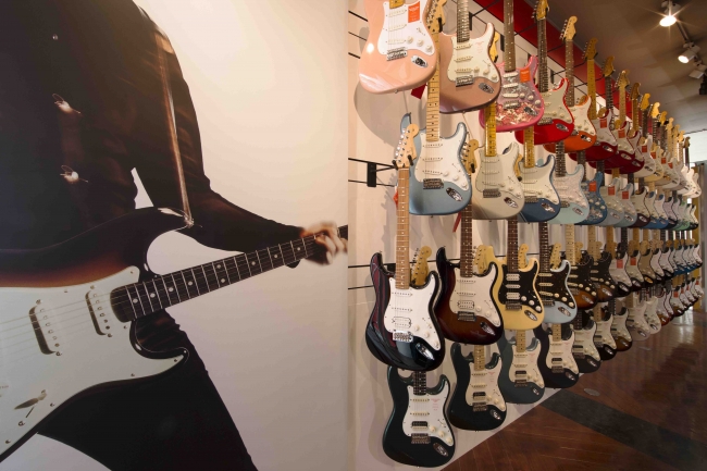 FENDER SHOP in MIKI GAKKI AMERICAMURA店内２