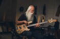 伝説のセッションベーシスト、リーランド・スカラーのシグネイチャーモデル『Lee Sklar Precision Bass®』を発表