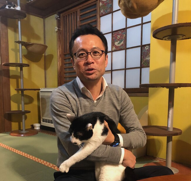 株式会社トレッタキャッツ 代表取締役社長 堀宏治　ネコリパブリックの運営する保護猫カフェにて撮影