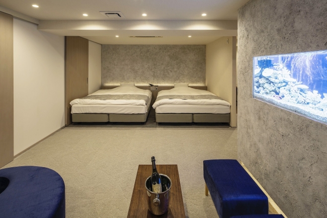 713号室／大きな水槽とサンゴ調の壁面で『海中』気分を味わえるスイートルーム。