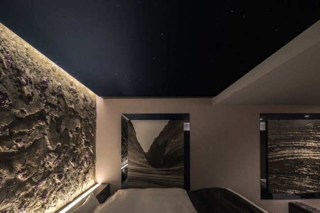 612号室のコンセプトは「Peace of the Earth」。壁一面のアメジストと天井の照明が、『隕石』をイメージさせる。