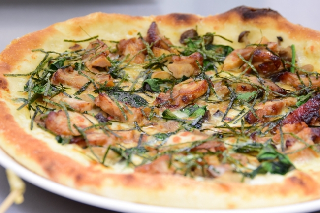 照り焼きチキン　キノコ　ホウレン草のピッツァ