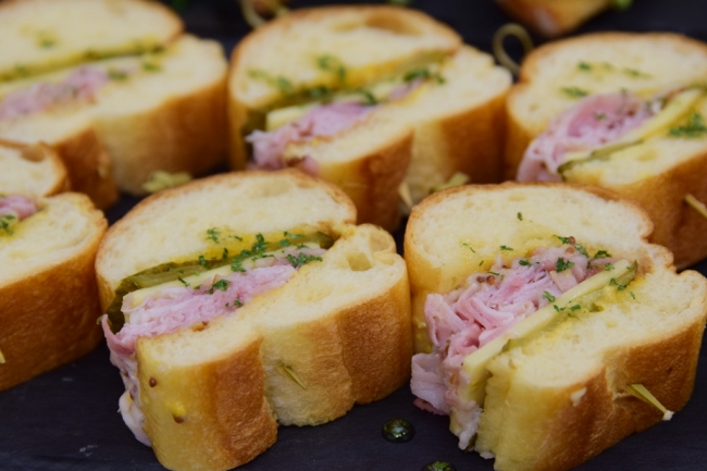 ハチミツ風味のハムとゴーダチーズのサンドイッチ