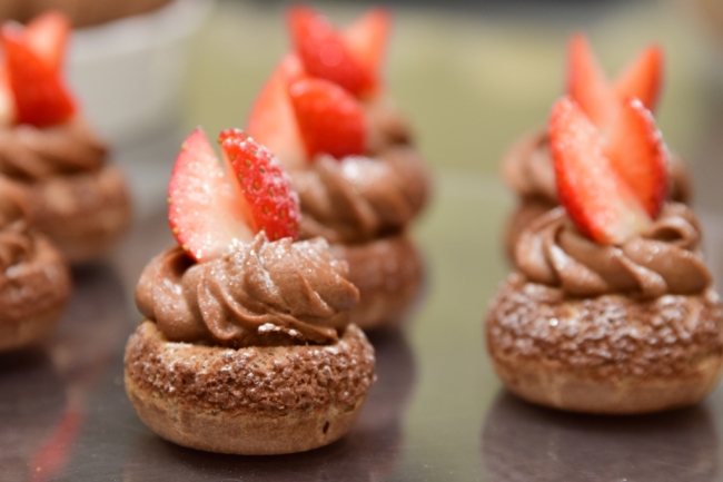 ストロベリーとチョコレートのシュークリーム