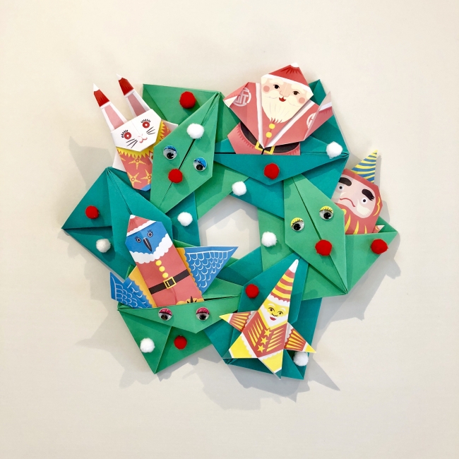 カラフルな折紙サンタがフロアを彩る 折って 折って オレ サンタ 大阪イセタンのクリスマス みんながだれかのサンタさん 開催 株式会社ジェイアール西日本伊勢丹のプレスリリース
