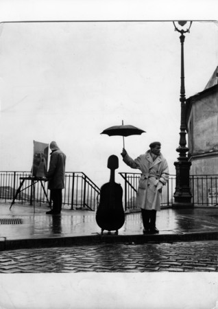 ロベール・ドアノー ≪雨の中のチェロ≫ 1957年ゼラチン・シルバー・プリント ©Atelier Robert Doisneau／Contact  