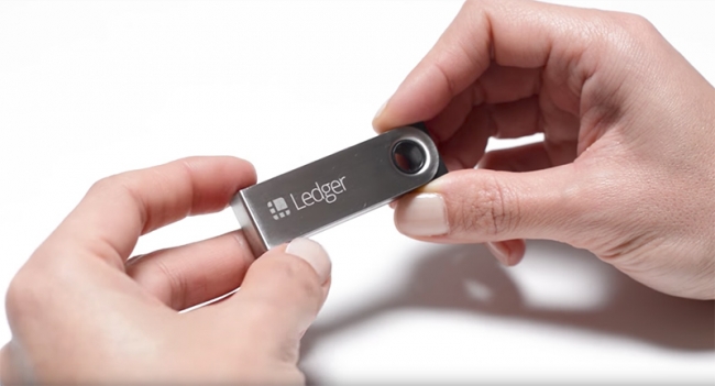 仮想通貨を安全保管。仮想コインを持ち歩けるLedger Nanoが日本上陸