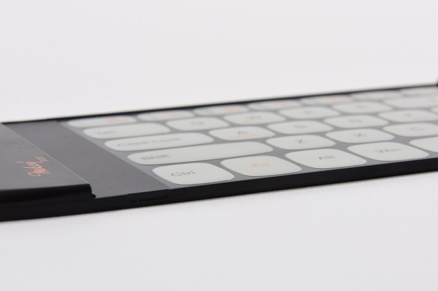 スマホより薄くて軽い。世界最薄、最軽量ポケットサイズのキーボード