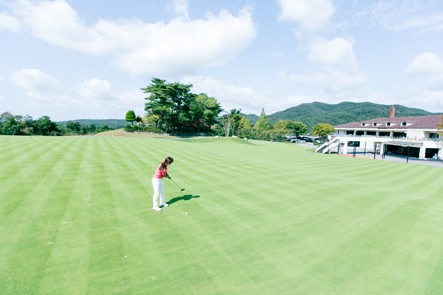 総敷地面積4万㎡の広大なゴルフ練習場「BirDie′s garden新宝塚」 約3000㎡の5段パッティンググリーン世界最大規模としてギネス ...