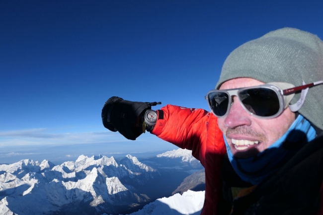 エベレスト山頂にてバリンジャーとレイダー・ビバーク9000