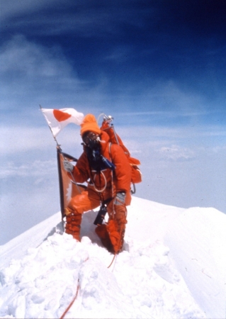 田部井淳子氏、エベレスト山頂にて。（写真提供：女子登攀クラブ）