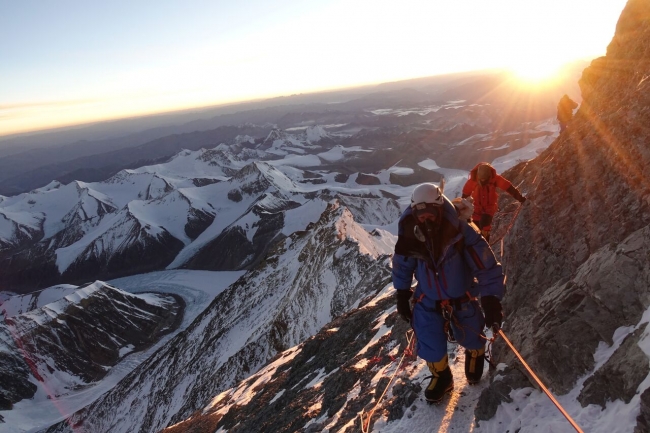 ファーブル・ルーバブランドアンバサダー・エイドリアン・バリンジャー、エベレスト高度8800m付近にて