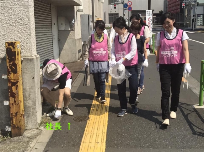 社長も熱心にゴミ拾い中