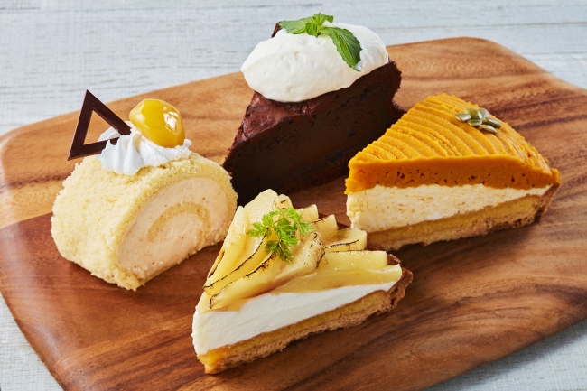 秋のケーキ第2弾(左上からくりのロールケーキ、ガトーショコラ、カボチャのタルト、リンゴのタルト）