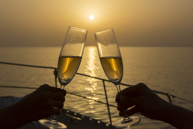 オクマのサンセットを眺めながら大切なパートナーとシャンパンと共に船上で贅沢なひとときを